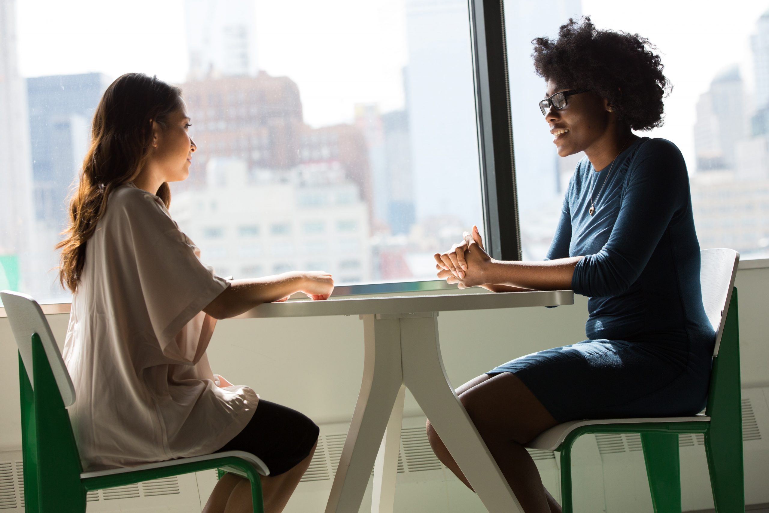 Deux femmes passent un entretien à une table dans le cadre des services d'acquisition de talents et de recrutement chez Jarvis.