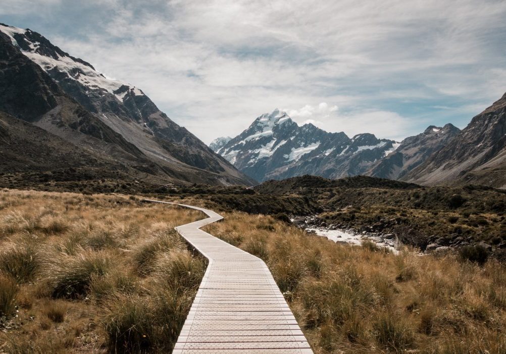 Photo d'un chemin menant à une montagne utilisée pour symboliser le choix d'une orientation professionnelle